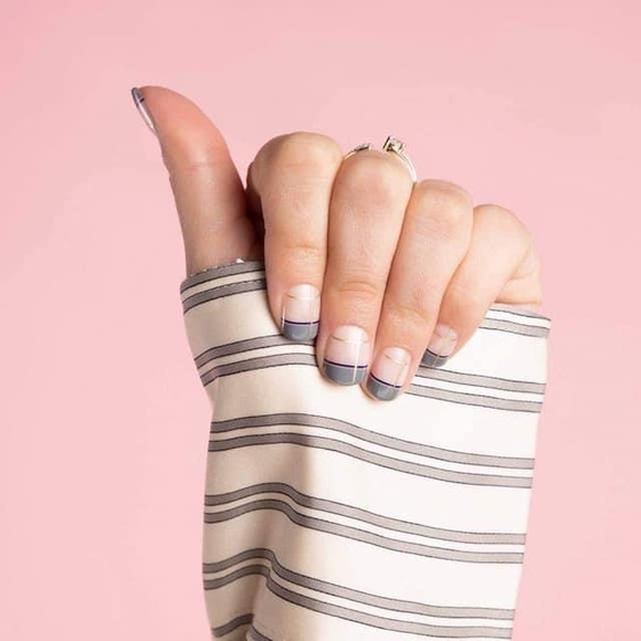 Red Aspen Deb Onair Short Square Nail Dashes Fake Press On Nails Manicure NIB - Picture 2 of 6